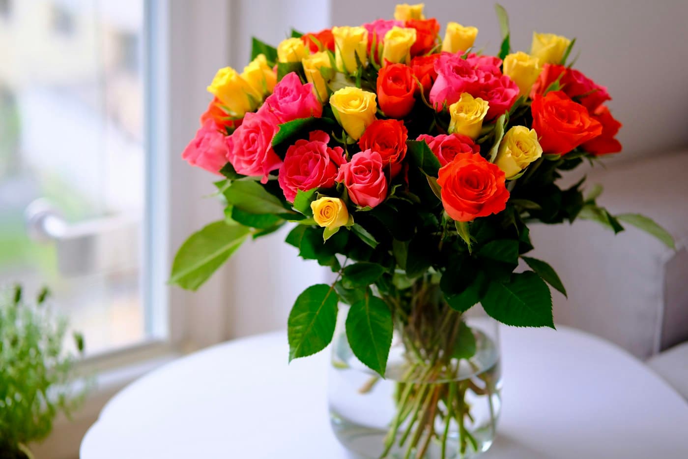 Bouquet de roses orange dans un vase